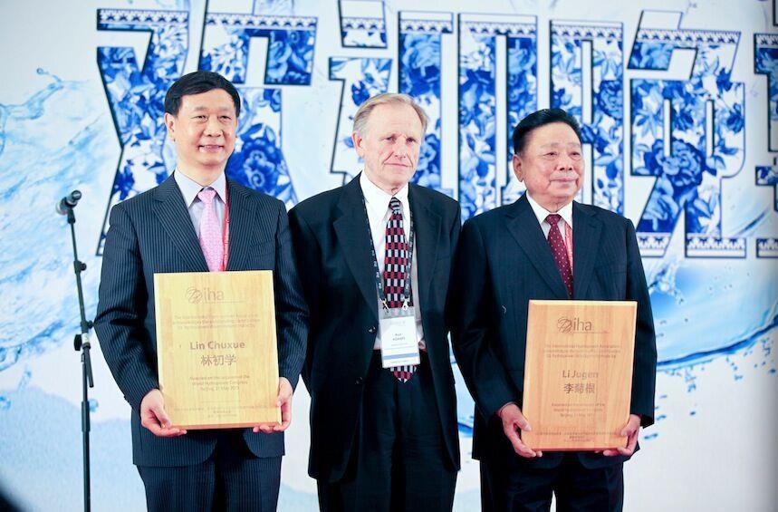 IHA主席肯·亚当斯为李菊根、林初学颁发突出贡献奖。张伟国 摄影