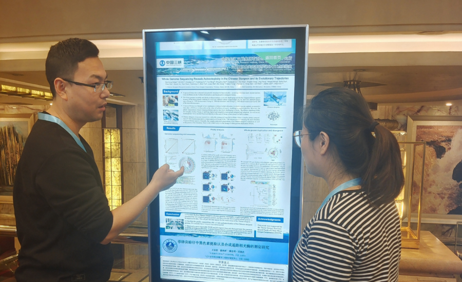 生物多样性中心工程师王彬忠正在为与会专家介绍中华鲟全基因组测序成果